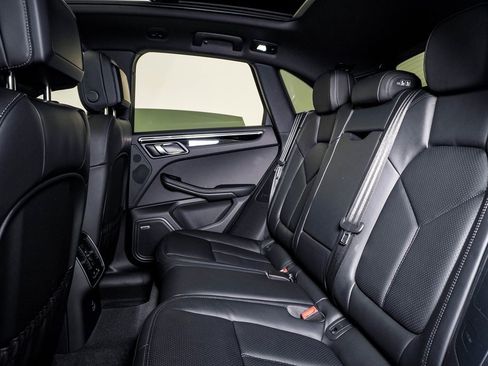 Certified 2025 Porsche Macan image 16