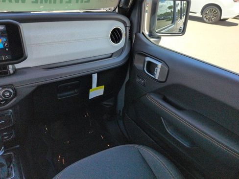 Used 2024 Jeep Wrangler Unlimited Sahara w/ Technology Group AWD/4WD image 18