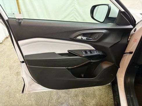 Used 2025 Chevrolet Trax LT w/ LT Convenience Package image 28