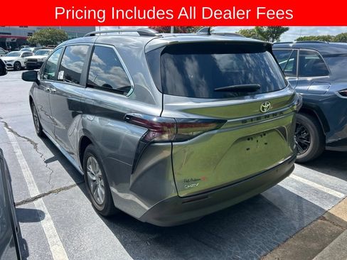 Used 2026 Toyota Sienna XLE FWD image 9