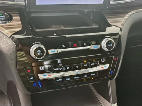 Used 2021 Ford Explorer Limited w/ Equipment Group 301A AWD/4WD image 16
