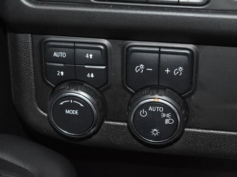 Used 2021 Chevrolet Tahoe Z71 w/ Luxury Package AWD/4WD image 19