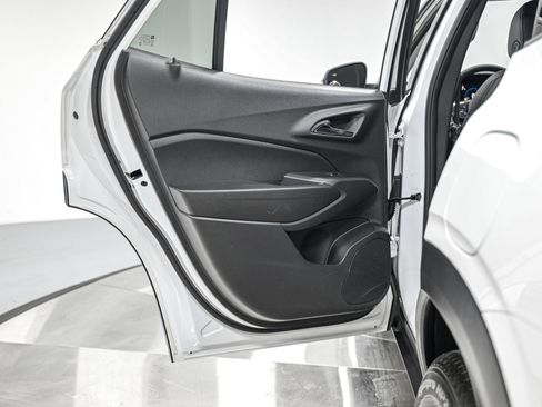 Used 2025 Chevrolet Trax LT w/ LT Convenience Package FWD image 28