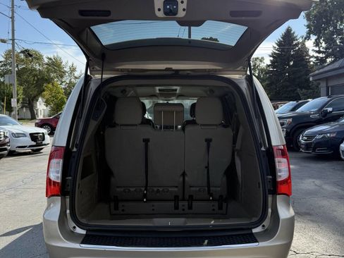 Used 2016 Chrysler Town & Country Touring w/ Driver Convenience Group image 12