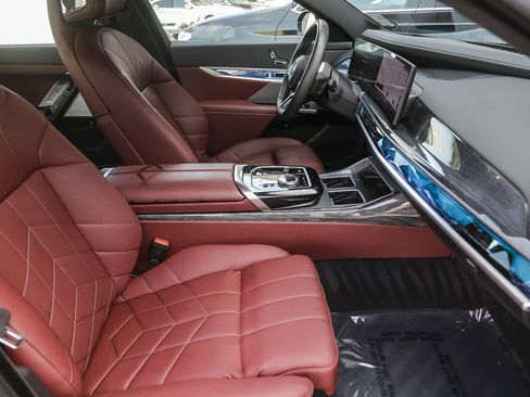 Used 2025 BMW i7 eDrive50 w/ M Sport Package image 13