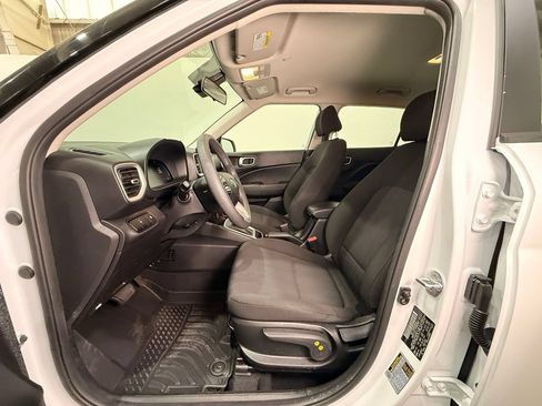 Used 2023 Hyundai Venue SE FWD image 17