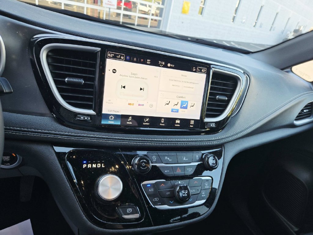 Certified 2025 Chrysler Pacifica Select FWD image 24