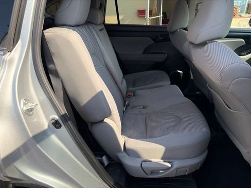 Used 2022 Toyota Highlander LE AWD/4WD image 18
