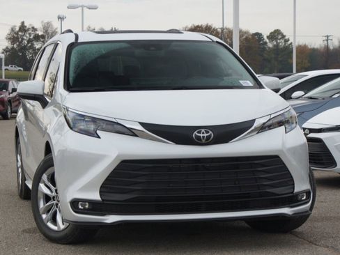 Used 2026 Toyota Sienna XLE image 19