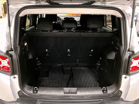 Used 2020 Jeep Renegade Latitude w/ Cold Weather Group image 32