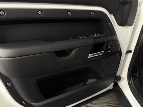 Used 2025 Land Rover Defender 110 S image 25