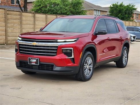 Used 2025 Chevrolet Traverse LT w/ Driver Confidence Package FWD image 11