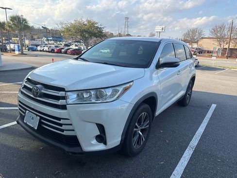 Used 2019 Toyota Highlander LE image 1