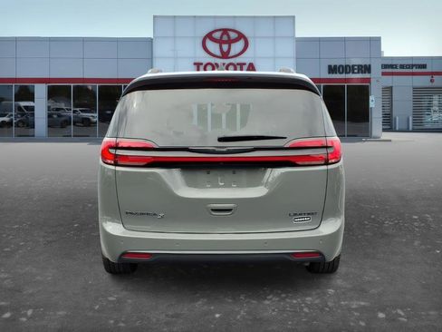 Used 2025 Chrysler Pacifica Limited FWD image 5