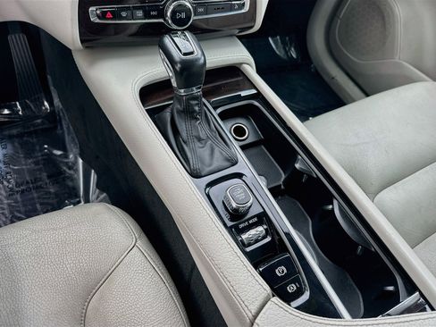 Used 2019 Volvo XC90 T5 Momentum w/ Protection Package Premier FWD image 15