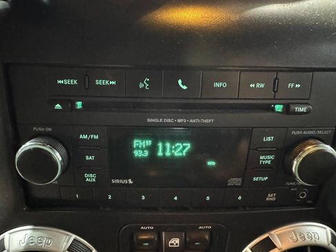 Used 2014 Jeep Wrangler Unlimited Sahara w/ Connectivity Group AWD/4WD image 23