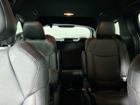 Used 2025 Toyota Sienna Platinum image 35
