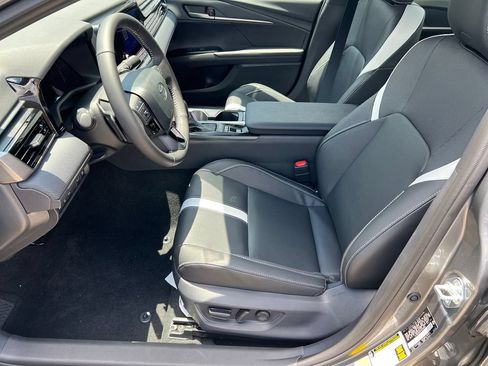 New 2026 Toyota Camry Hybrid FWD image 9