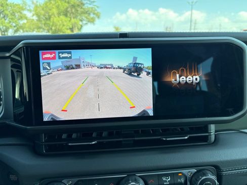 Used 2025 Jeep Gladiator Mojave AWD/4WD image 22