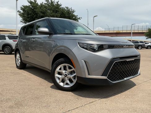 Used 2025 Kia Soul LX w/ LX Technology Package FWD image 3