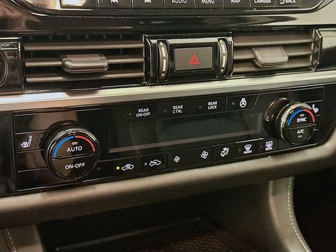 Used 2023 Nissan Pathfinder SL w/ Black Appearance Package AWD/4WD image 24
