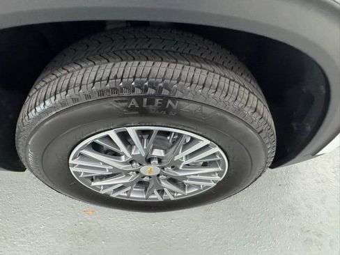 Used 2025 Chevrolet Traverse LT w/ Driver Confidence Package image 4