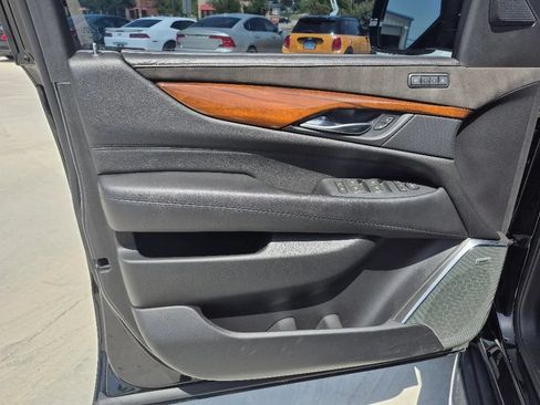 Used 2018 Cadillac Escalade Luxury RWD image 12