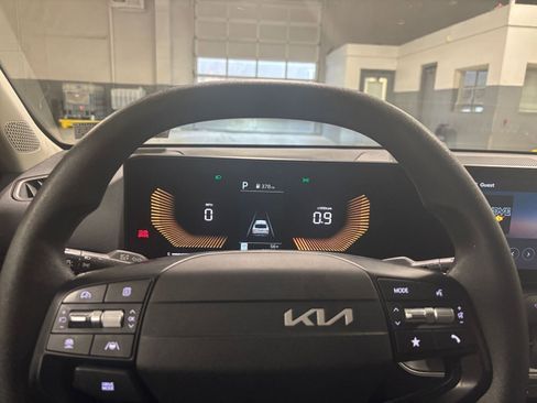 Used 2025 Kia K4 LXS image 27