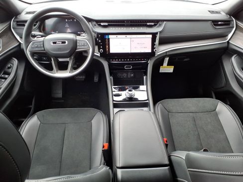 New 2026 Jeep Grand Cherokee Altitude image 8