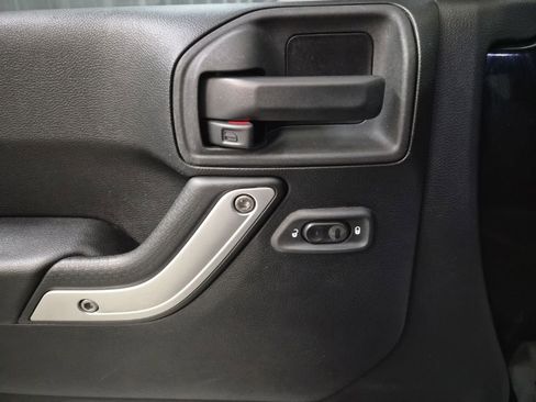 Used 2015 Jeep Wrangler Unlimited Sahara w/ Connectivity Group image 11