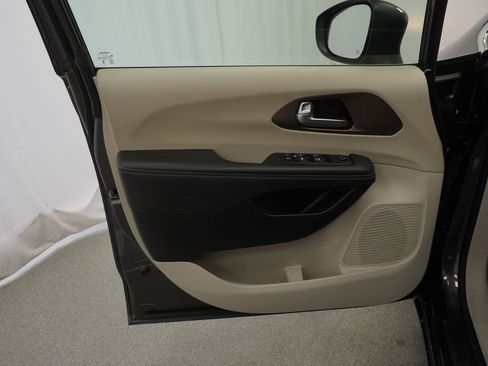 Used 2023 Chrysler Voyager LX image 40