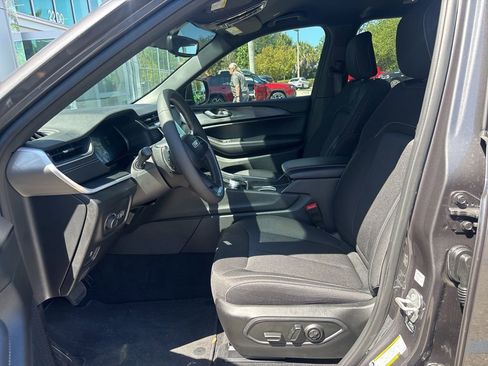 Used 2024 Jeep Grand Cherokee L Laredo RWD image 9