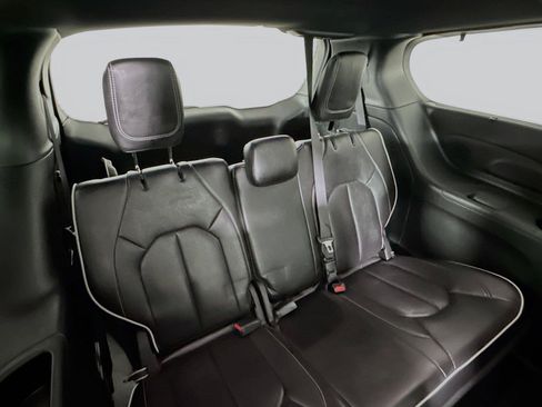 Used 2025 Chrysler Pacifica Limited FWD image 28