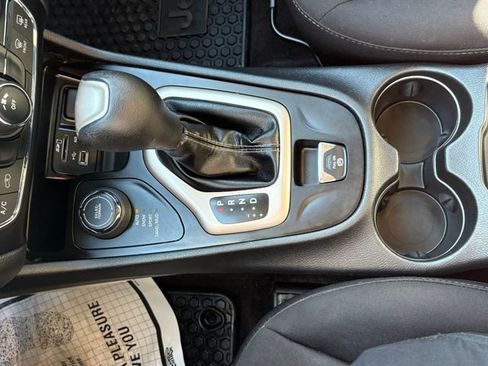 Used 2018 Jeep Cherokee Latitude w/ Cold Weather Group AWD/4WD image 14