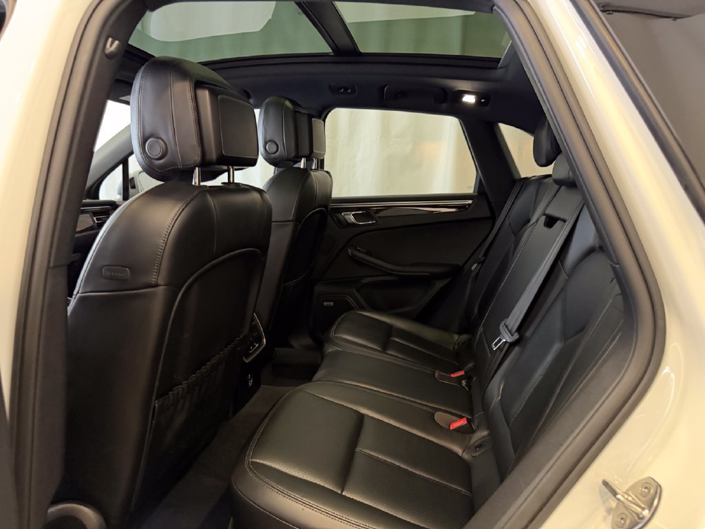 Certified 2022 Porsche Macan S AWD/4WD image 27