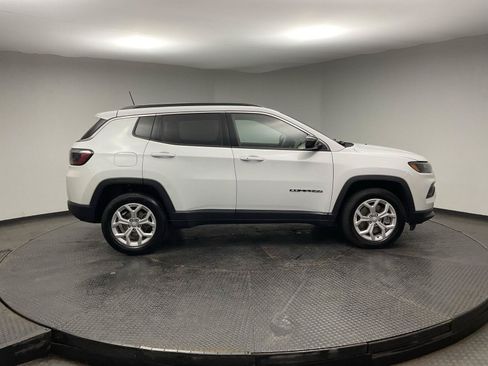 Used 2024 Jeep Compass Latitude AWD/4WD image 8