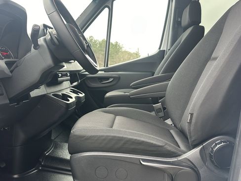 Used 2024 Mercedes-Benz Sprinter 2500 image 12