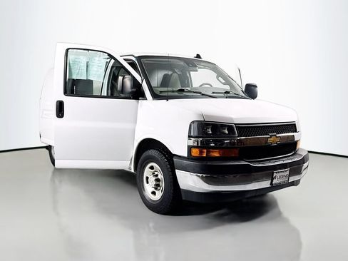 Used 2021 Chevrolet Express 3500 w/ Driver Convenience Package RWD image 17