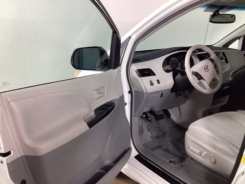 Used 2013 Toyota Sienna LE FWD image 9