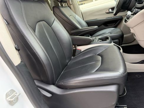 Used 2024 Chrysler Pacifica Touring-L image 10