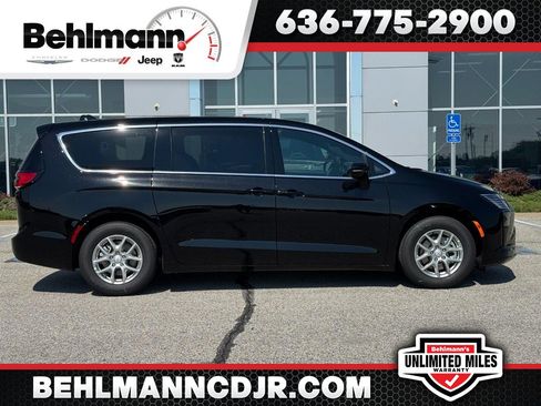 New 2027 Chrysler Pacifica Select FWD image 1