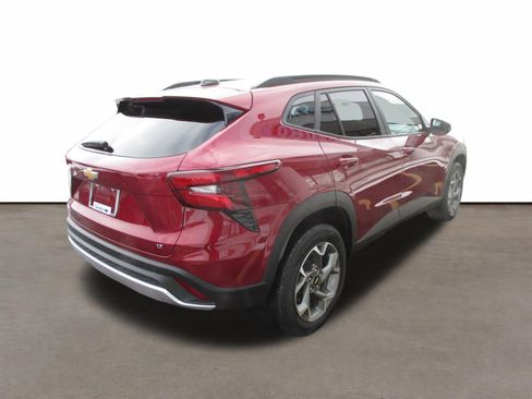 Used 2025 Chevrolet Trax LT w/ LT Convenience Package image 5