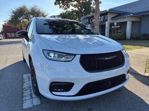 Used 2024 Chrysler Pacifica Select image 2