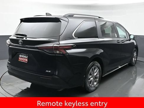 Used 2026 Toyota Sienna XLE AWD/4WD image 7