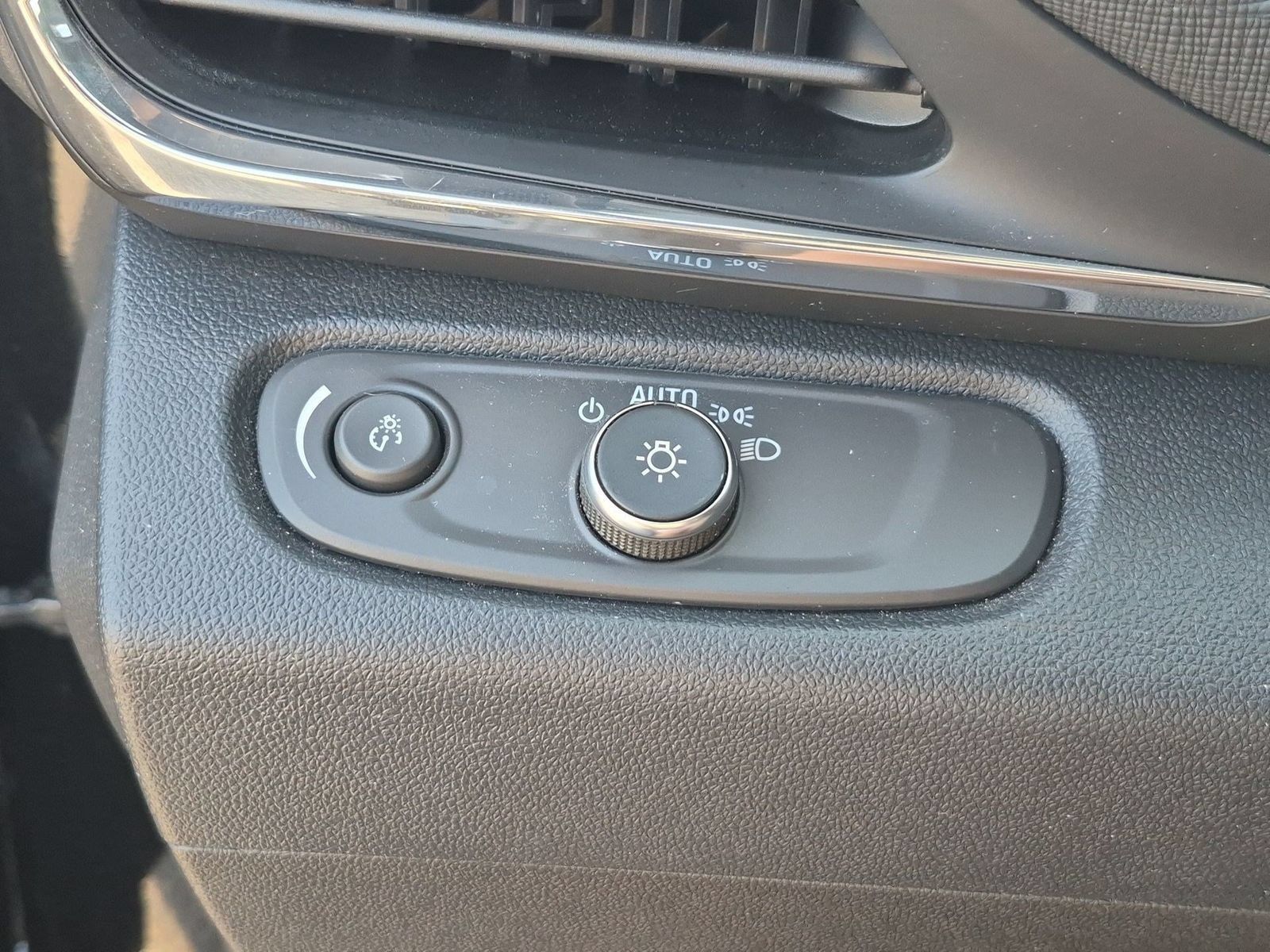 Used 2025 Buick Envista Preferred w/ Convenience II Package FWD image 17