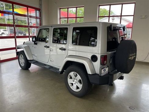 Used 2012 Jeep Wrangler Unlimited Sahara w/ Dual Top Group AWD/4WD image 5
