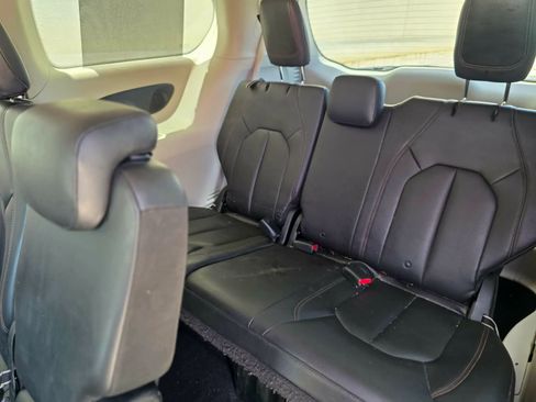 Used 2017 Chrysler Pacifica Touring-L Plus w/ Tire & Wheel Group FWD image 13