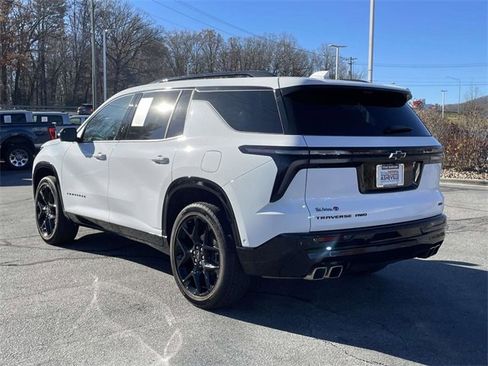 Used 2024 Chevrolet Traverse RS image 3