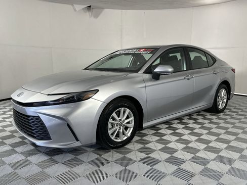 Used 2025 Toyota Camry LE FWD image 4