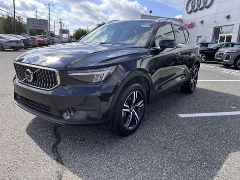 Certified 2025 Volvo XC40 B5 Core image 3